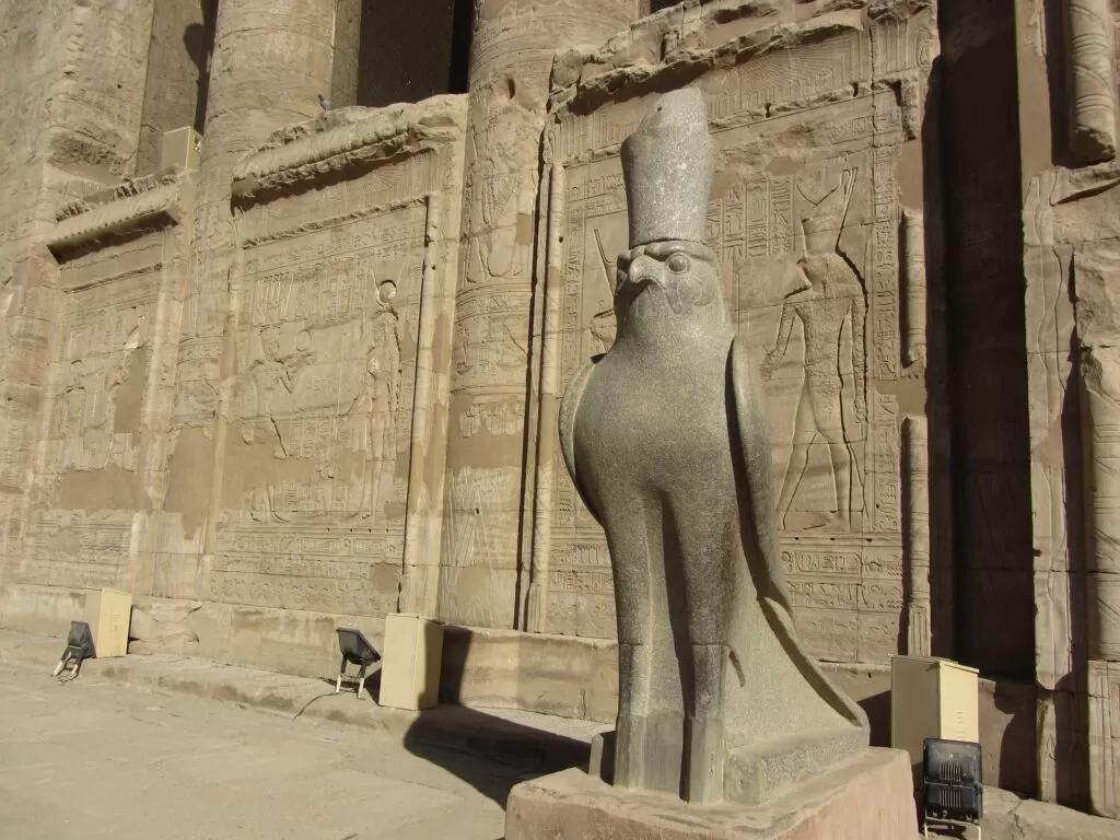 hawk statue in egypt